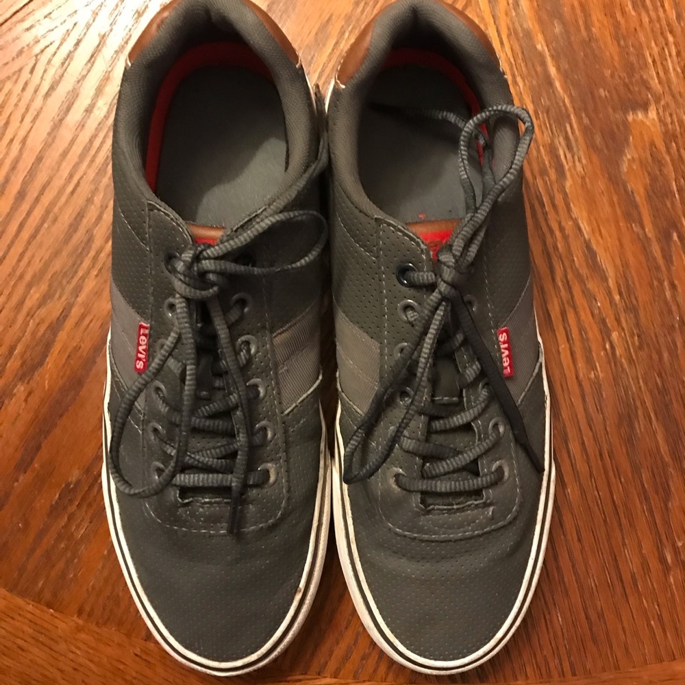 Comfortable Classic Levi’s Grey Lace Up Sneakers! - Picture 14 of 16